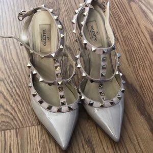 Valentino rockstud t-strap pumps in poudre color